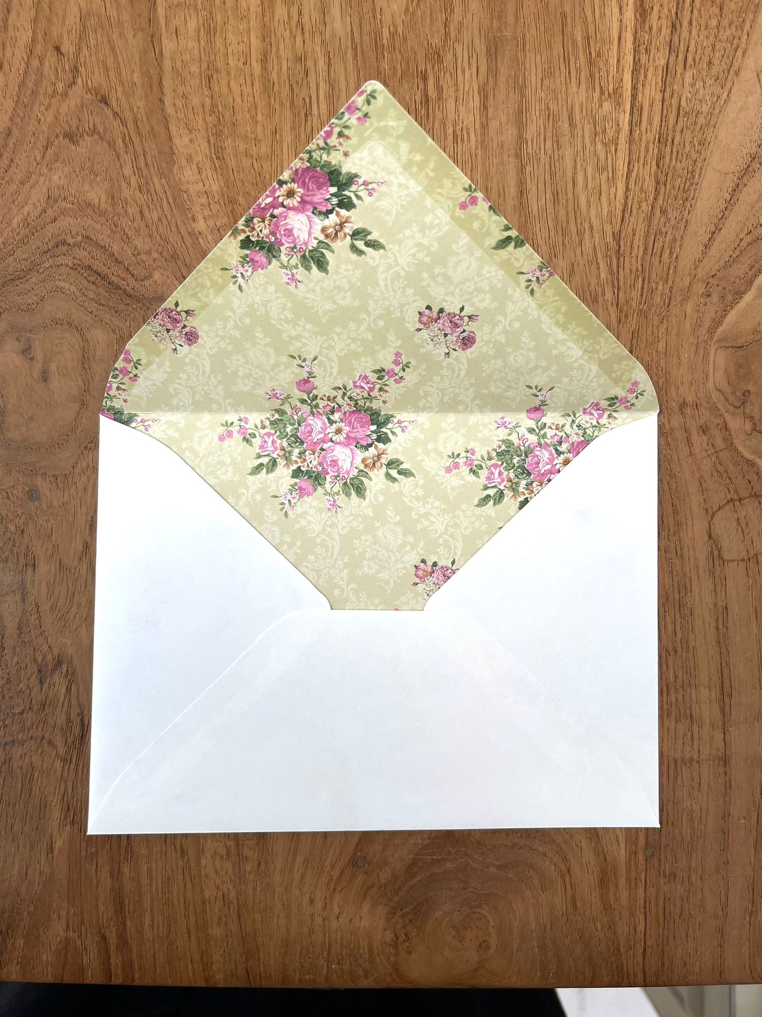 מעטפה בצבע שמנת עם עיצוב פרחוני פנימי - דגם 2